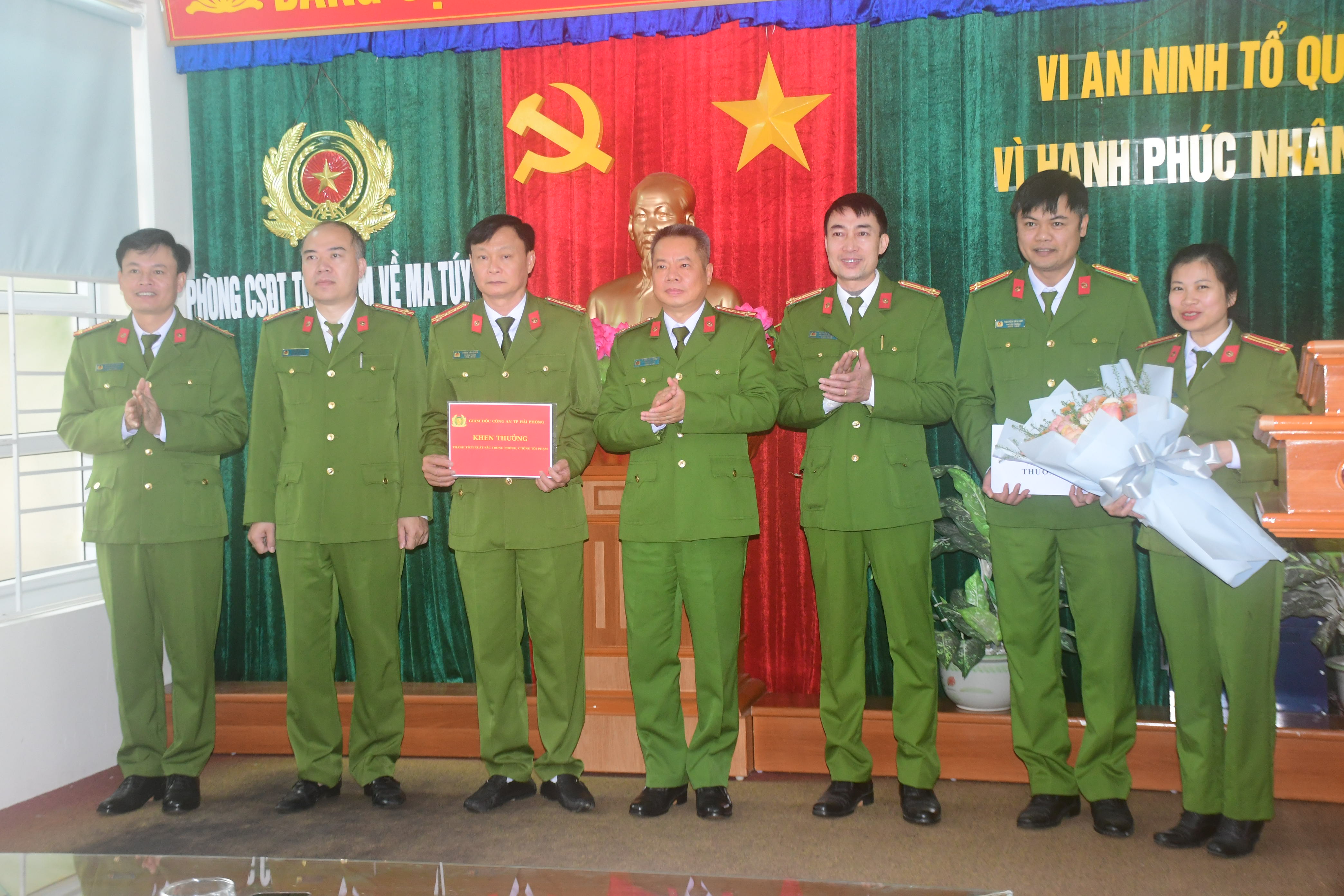 Đại tá Lê Nguyên Trường – Phó Giám đốc CATP khen thưởng đột xuất, chúc Tết Phòng Cảnh sát ĐTTP về ma tuý